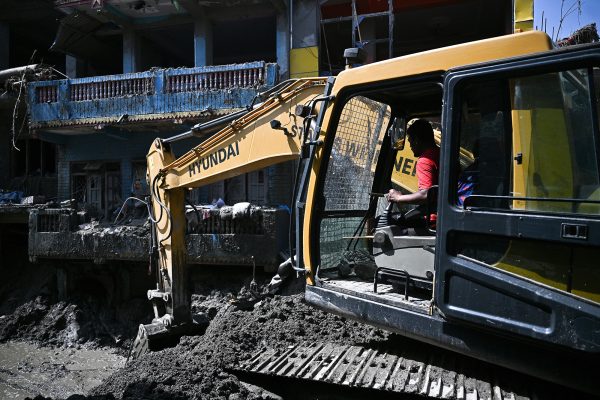 Bagger bei Arbeiten in Devighat, Distrikt Nuwakot