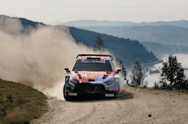 Der Hyundai von Thierry Neuville/Martijn Wydaeghe beim Shakedown der Rallye Chile vor einer Berglandschaft