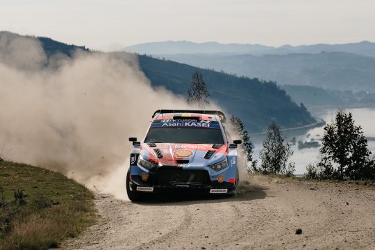 Der Hyundai von Thierry Neuville/Martijn Wydaeghe beim Shakedown der Rallye Chile vor einer Berglandschaft
