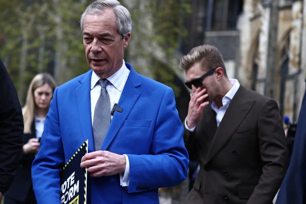 Nigel Farage in Begleitung von Dan Jukes