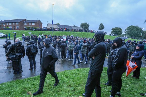 Gegendemonstranten versperren die Garvaghy Road in Portadown