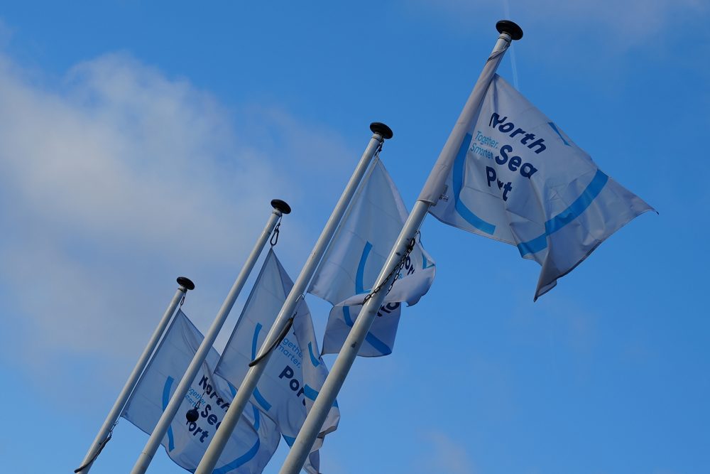 Flaggen mit dem Logo des "North Sea Port"