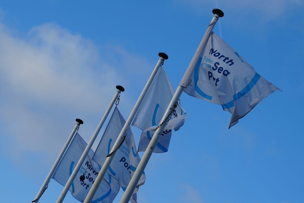 Flaggen mit dem Logo des "North Sea Port"