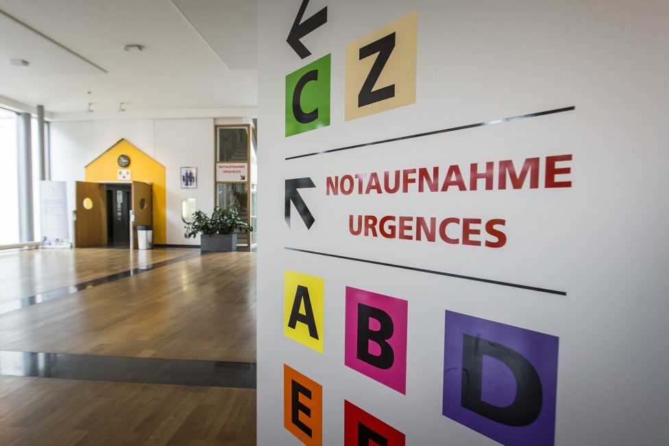 Schild mit dem Hinweis zur Notaufnahme im St.-Nikolaus-Hospital