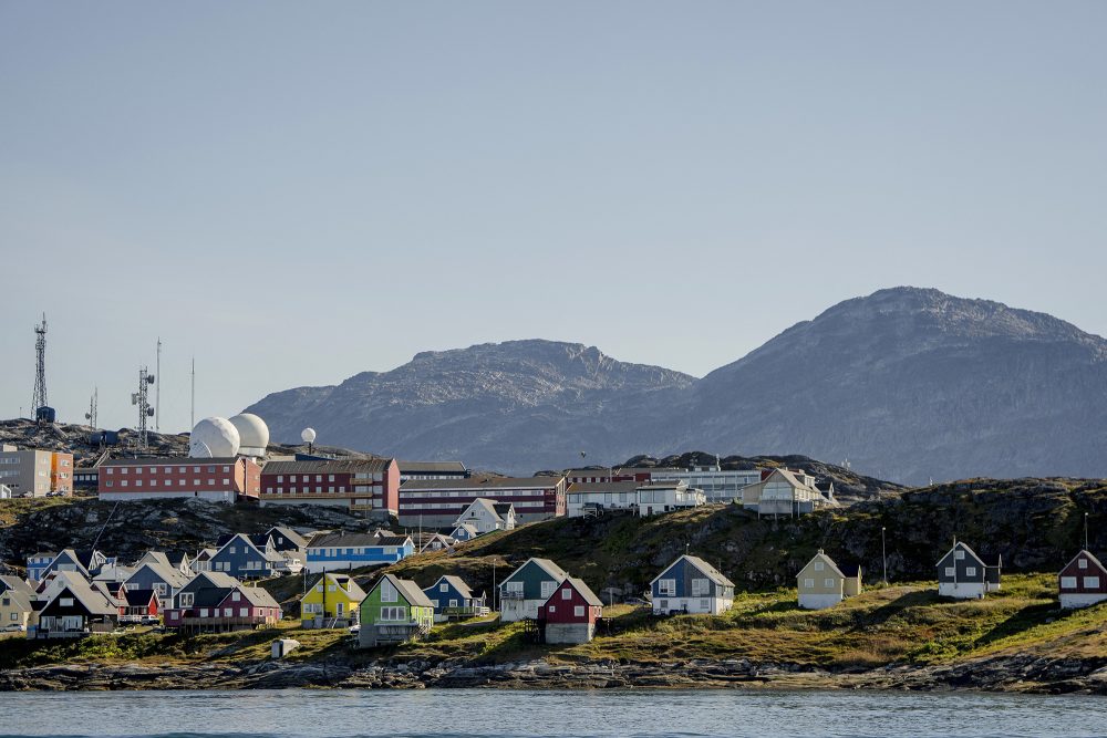 bunte Wohnhäuser und andere Gebäude in Nuuk