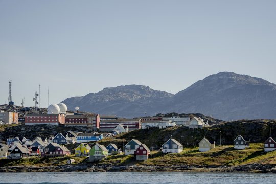 bunte Wohnhäuser und andere Gebäude in Nuuk