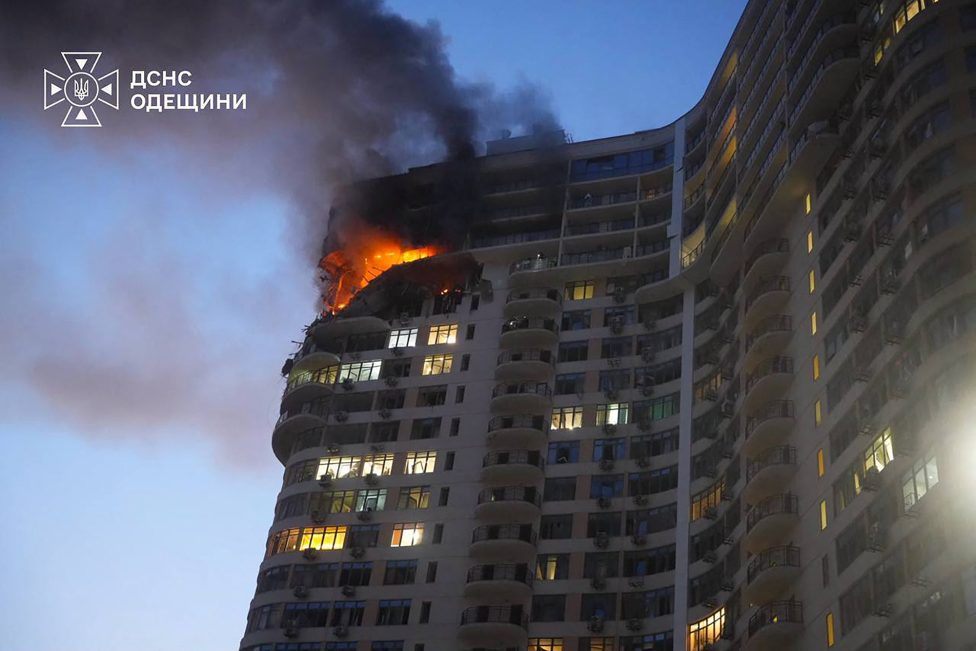 Feuer in oberen Stockwerken eines Hochhauses infolge eines russischen Angriffs