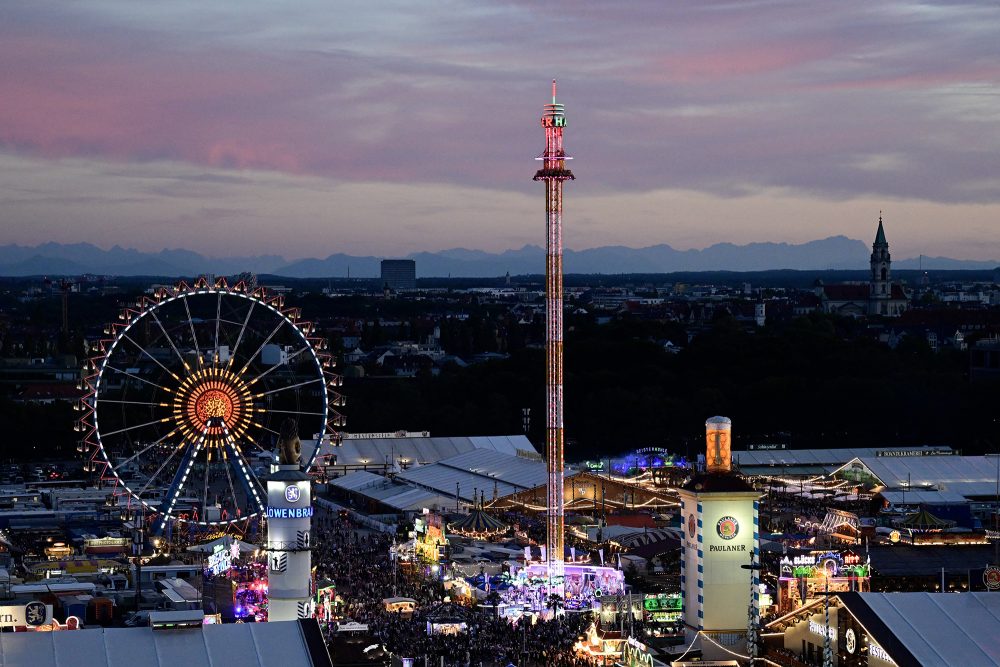 Abendliche Panoramasicht aufs Oktoberfest in München