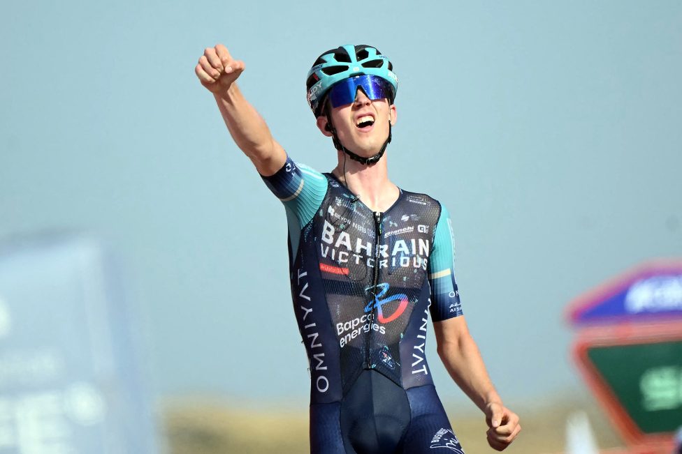 Jakob Omrzel gewinnt die zwölfte Etappe der Vuelta und reckt die Faust