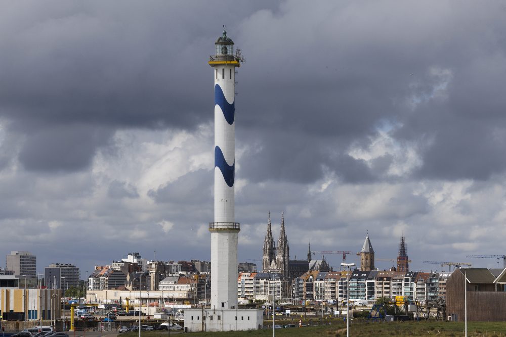 Blick auf die Strandpromenade von Ostende, im Vordergrund ein Leuchtturm