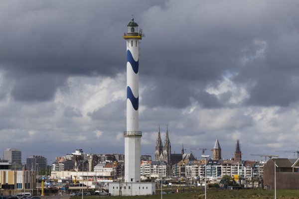 Blick auf die Strandpromenade von Ostende, im Vordergrund ein Leuchtturm