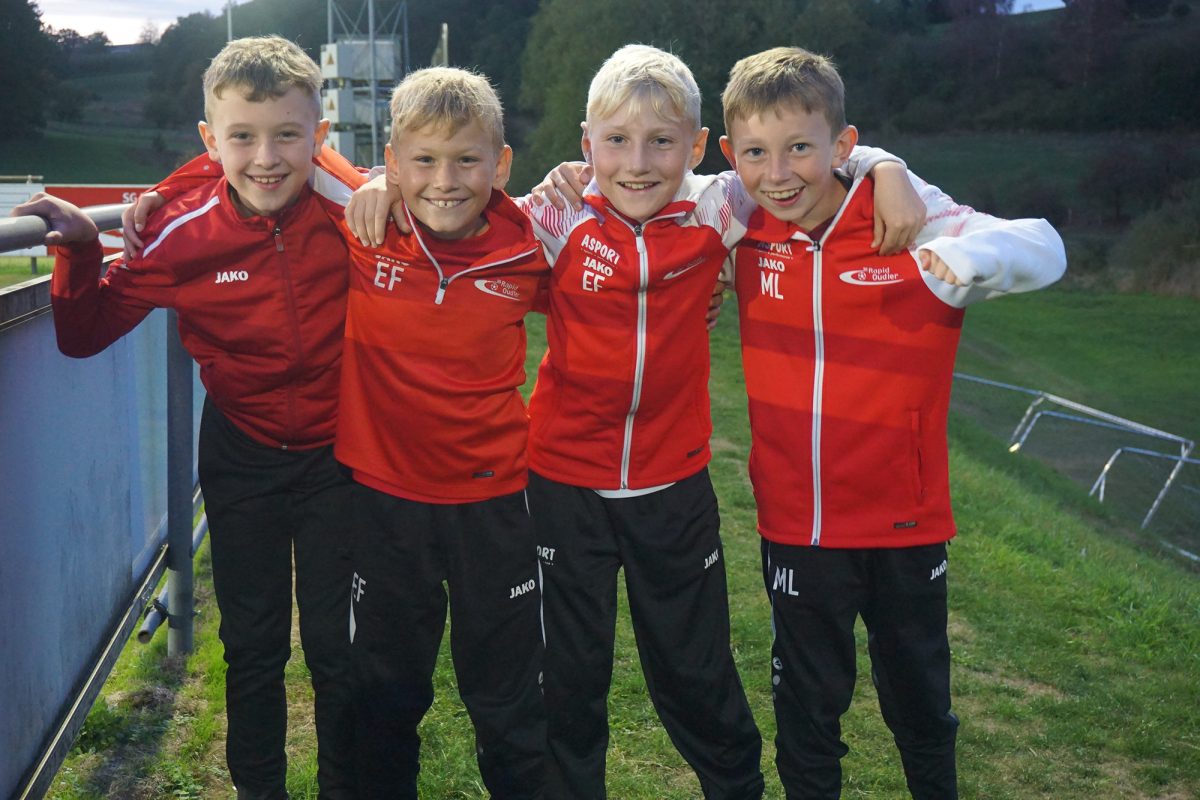 Vier junge Oudler-Fans lachen in die Kamera