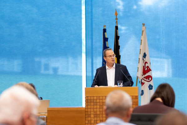 DG-Ministerpräsident Oliver Paasch hält eine Rede im PDG
