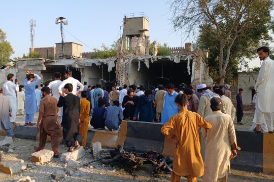 Schaulustige vor dem zerstörten Polizeigebäude von Kohat