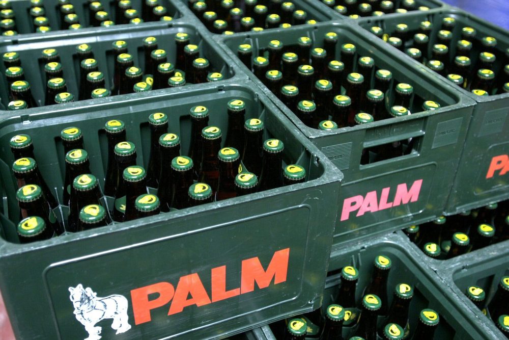 Aufeinandergestapelte Kisten mit Palm-Bier