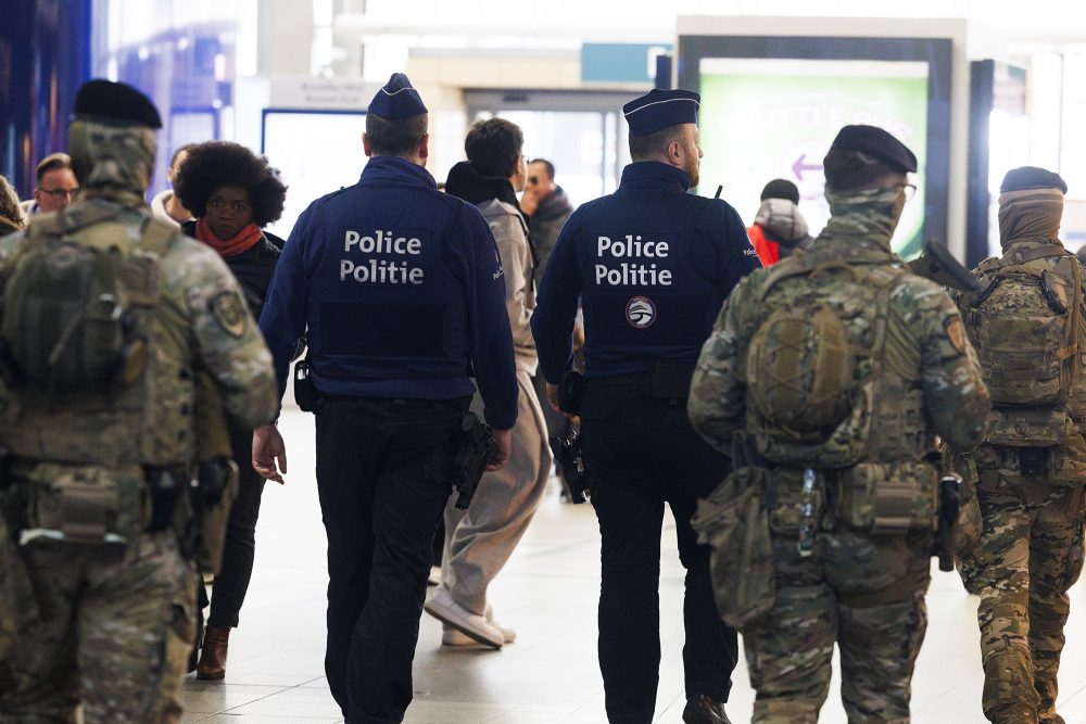 Polizei und Militär in Uniform im Bahnhof