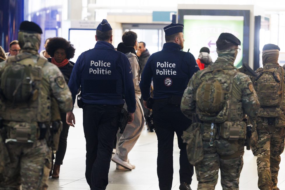 Polizei und Militär in Uniform im Bahnhof