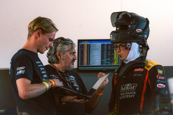 Prinz Aymeric mit Teammitgliedern der M3M Endurance Academy 