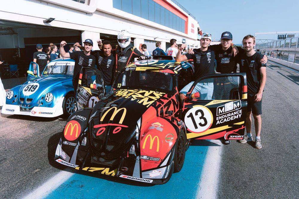Prinz Aymeric und Teamkollegen am FunCup-Rennauto