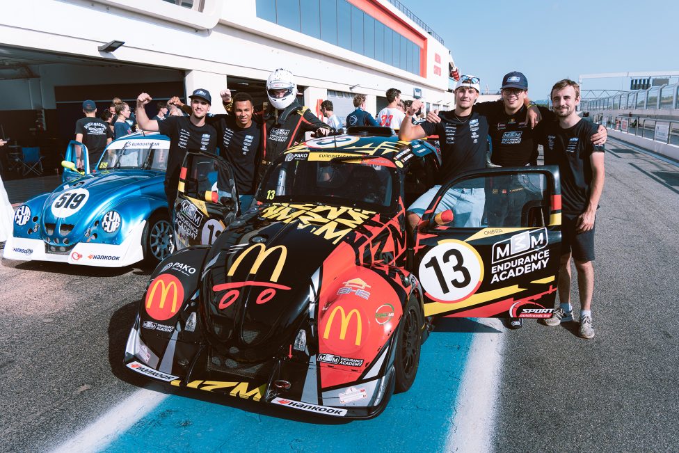 Prinz Aymeric und Teamkollegen am FunCup-Rennauto