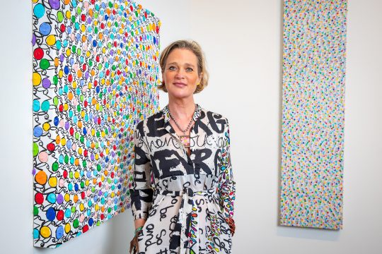 Prinzessin Delphine vor einem ihrer Kunstwerke