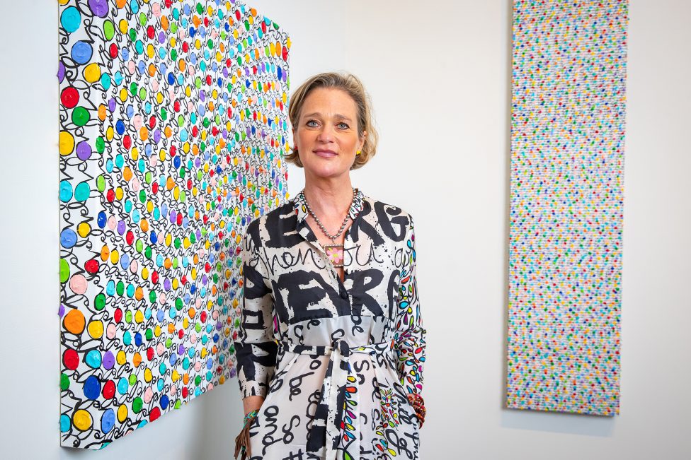 Prinzessin Delphine vor einem ihrer Kunstwerke