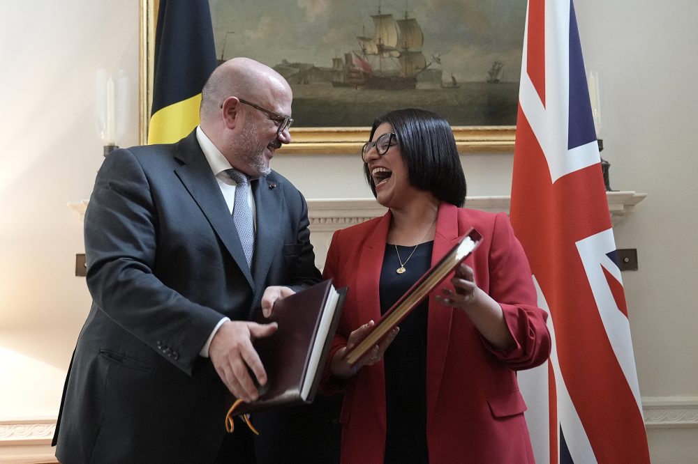 Innenminister Bernard Quintin und seine britische Amtskollegin Shabena Mahmood bei der Unterzeichnung des Abkommens am 9. September 2026 in London
