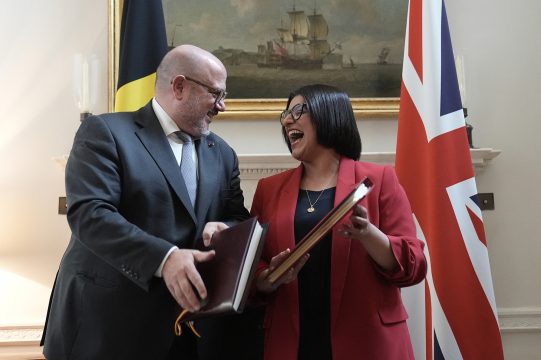 Innenminister Bernard Quintin und seine britische Amtskollegin Shabena Mahmood bei der Unterzeichnung des Abkommens am 9. September 2026 in London