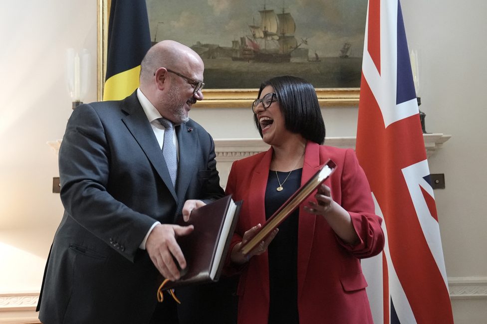 Innenminister Bernard Quintin und seine britische Amtskollegin Shabena Mahmood bei der Unterzeichnung des Abkommens am 9. September 2026 in London