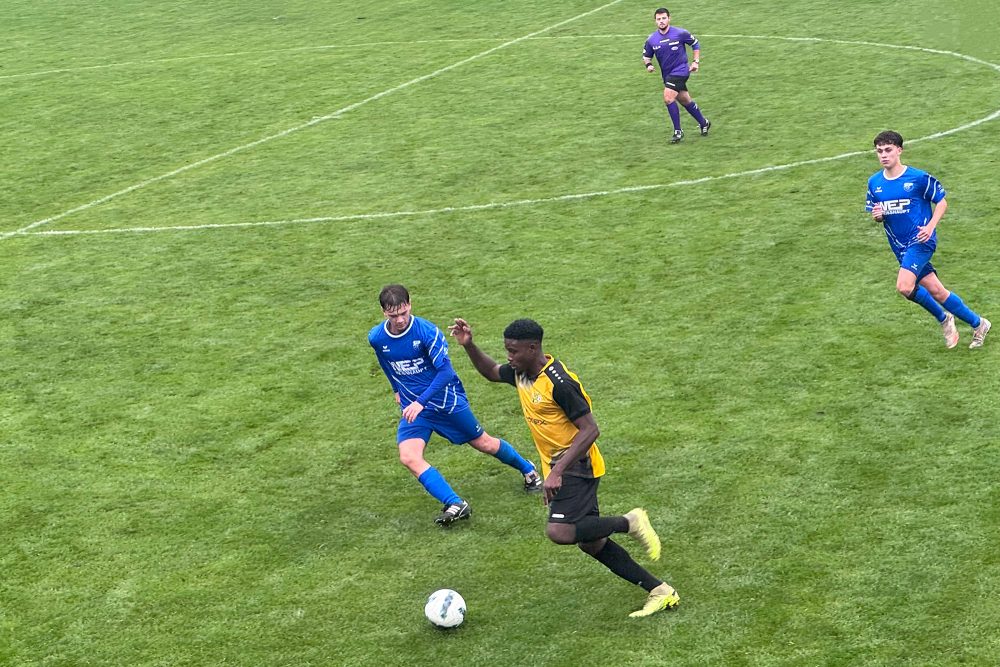 Spieler des RFC Raeren-Eynatten und des FC Eupen in Aktion auf dem Platz