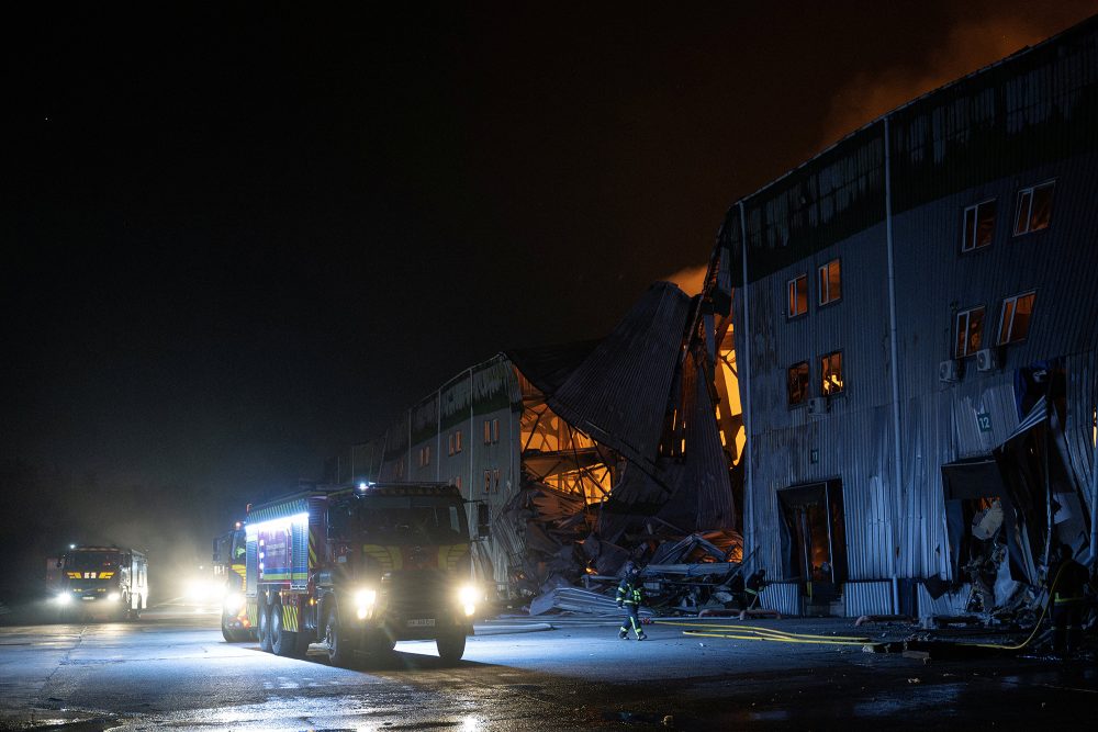Brand und Schäden nach russischen Angriff auf Kiew