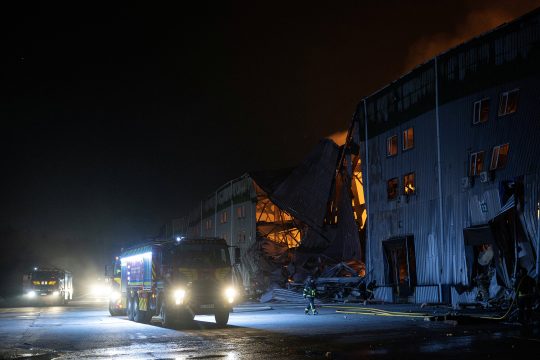 Brand und Schäden nach russischen Angriff auf Kiew