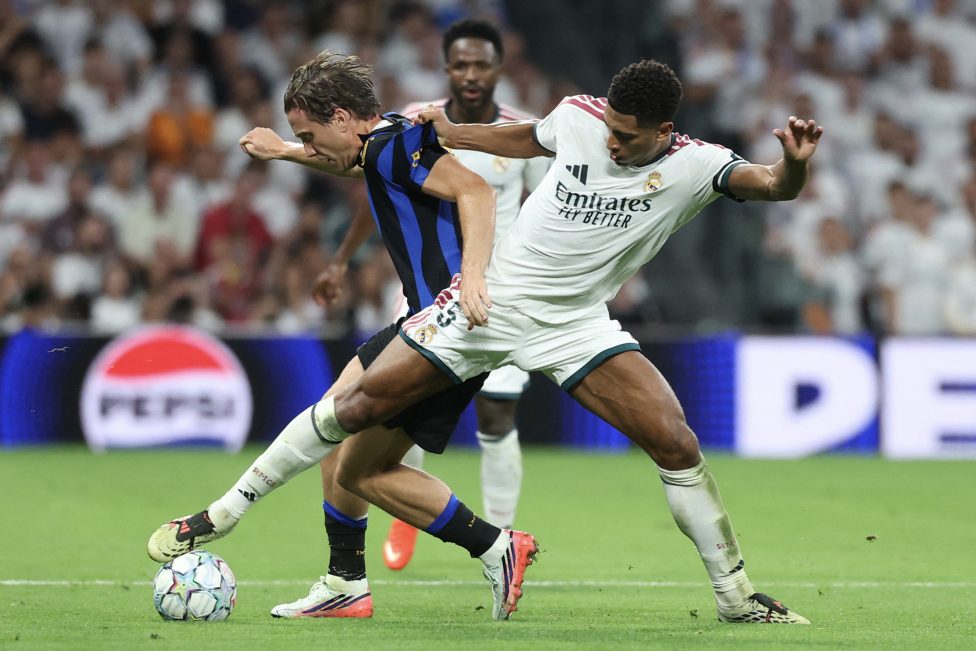 Piotr Zielinski von Inter Mailand im Duell mit Jade Bellingham von Real Madrid
