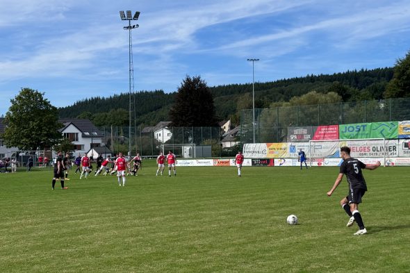 Spieler auf dem Platz beim Duell zwischen Recht und Rocherath