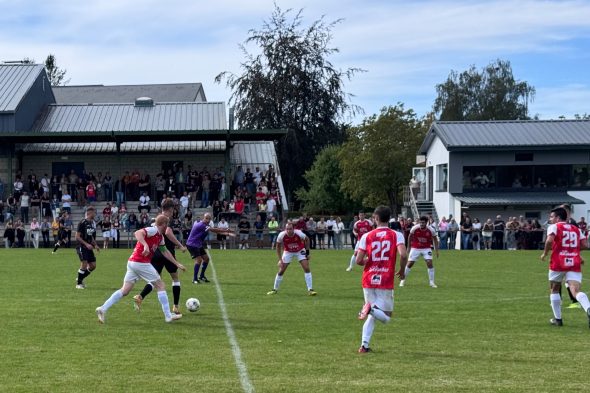 Spieler auf dem Platz beim Duell zwischen Recht und Rocherath
