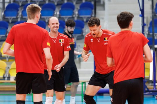 vier Spieler der Red Dragons lachen miteinander