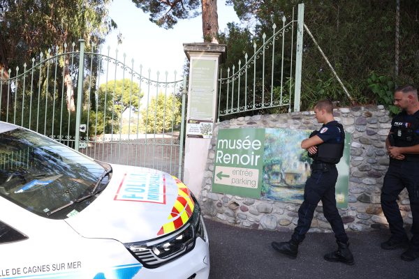 Polizei vor dem Renoir-Museum in Cagnes-sur-Mer