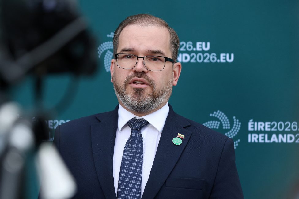 Der litauische Verteidigungsminister Robertas Kaunas spricht mit den Medien