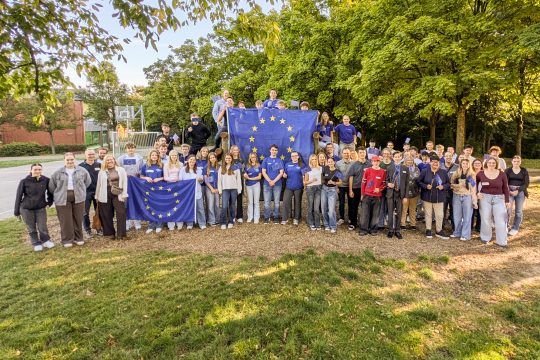 Gruppenfoto der Juniorbotschafter bei der Europäischen Botscha