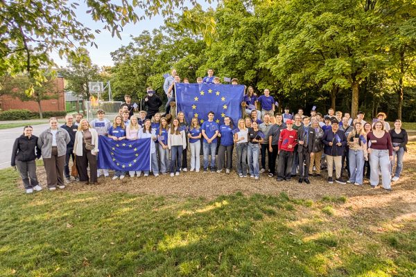 Gruppenfoto der Juniorbotschafter bei der Europäischen Botscha