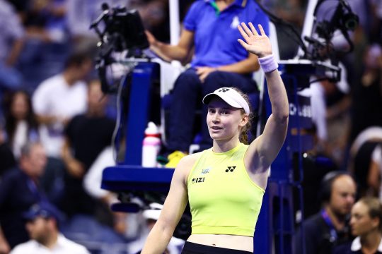 Elena Rybakina winkt dem Publikum zu