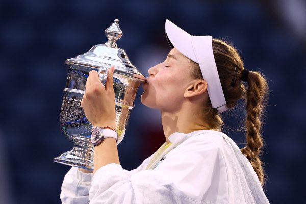 Elena Rybakina küsst den Siegerpokal