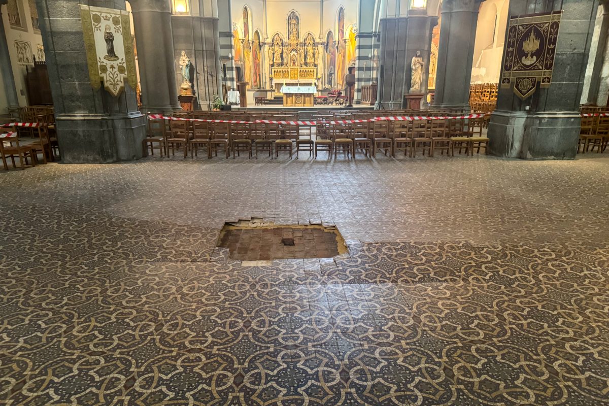 Boden der Kirche mit einem Loch in der Mitte