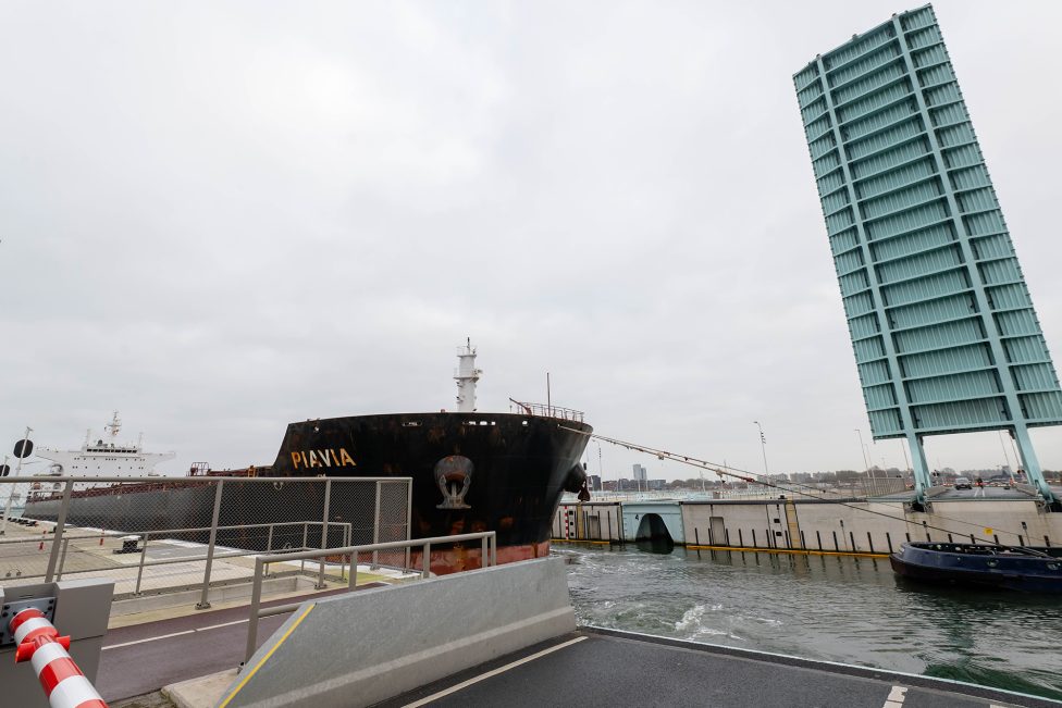 Das Schiff "Piavia" durchfährt die Schleuse von Terneuzen