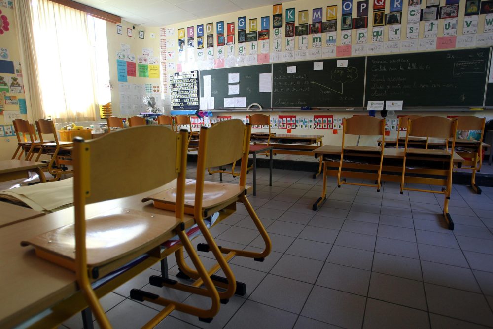 ein leeres Klassenzimmer einer Primarschule, die Stühle sind hochgestellt
