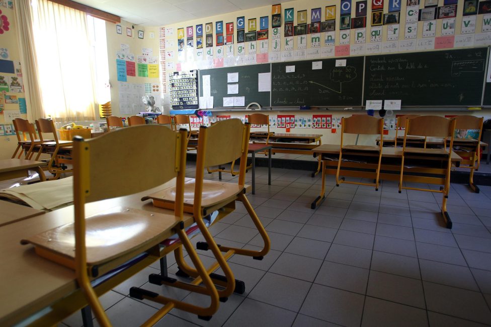 ein leeres Klassenzimmer einer Primarschule, die Stühle sind hochgestellt