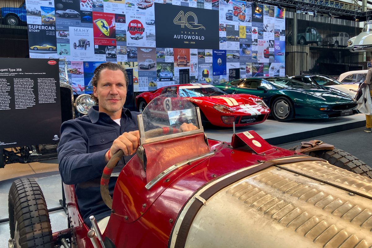 Autoworld-Generaldirektor Sébastien de Baere in dem Bugatti Type 35 von 1930
