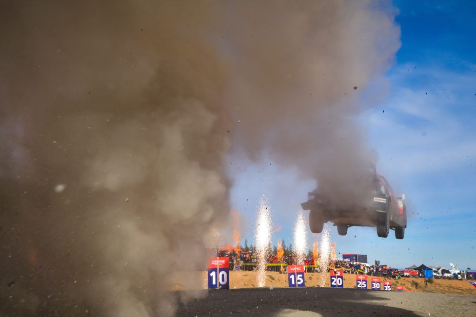 Der Toyota von Oliver Solberg/Elliott Edmondson bei einem Jump mit einer dicken Staubfahne