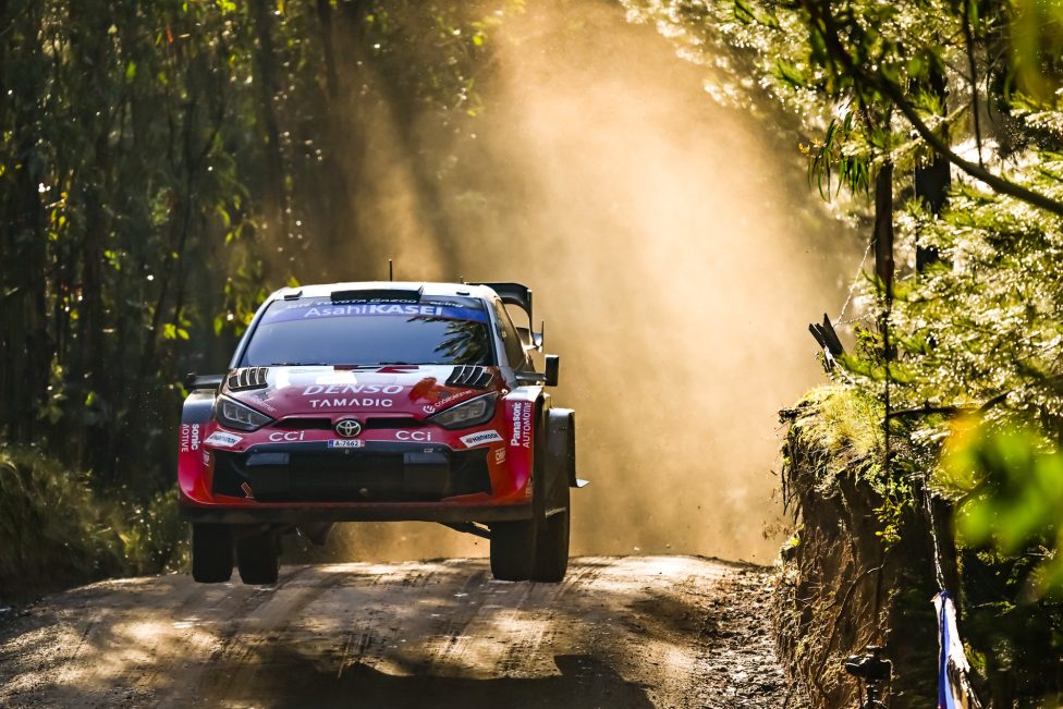 Der Toyota von Oliver Solberg/Elliott Edmondson auf einer Sprungkuppe bei der Rallye Chile