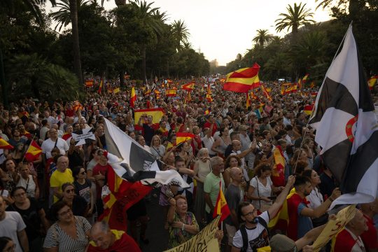 Demonstranten mit spanischen und Ceuta-Flaggen in Málaga